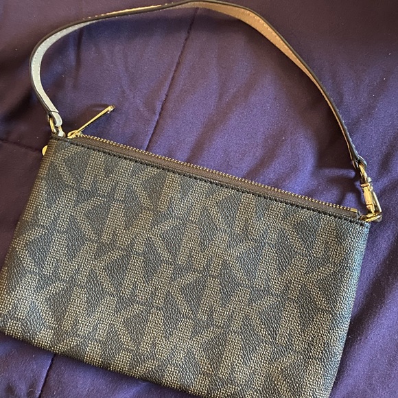 Michael Kors wristlet - Picture 2 of 9